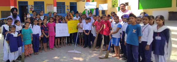 Gadi Mansowal School conducted cleanliness campaign under Swachh Bharat.