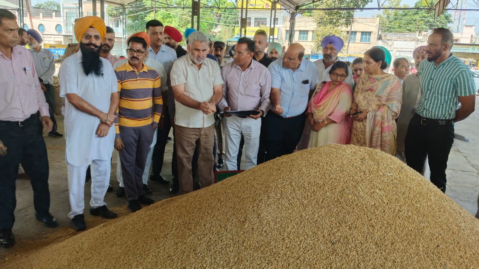 The Food Minister along with Deputy Speaker Rowdy reviewed the procurement arrangements at Anaj Mandi Garhshankar and Sela Khurd.