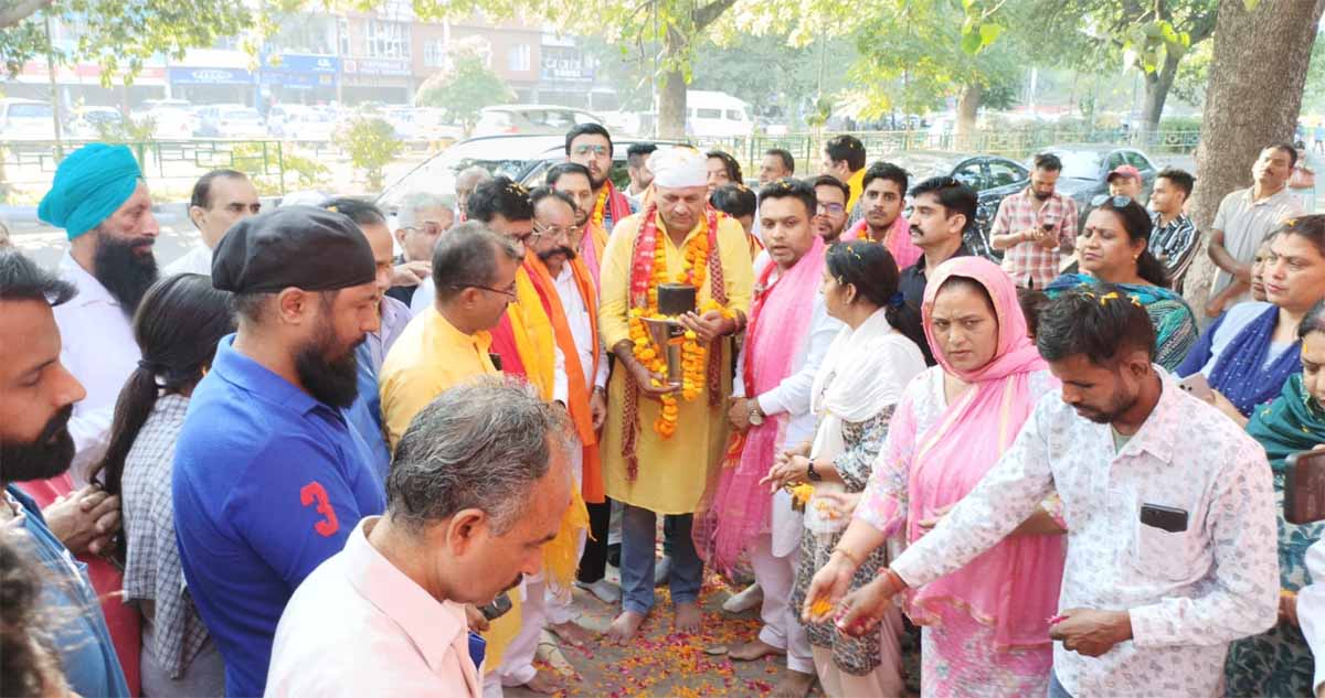 On the arrival of Lord Valmiki Shri Ram Tirtha Jyoti in Mohali, the Ramlila Committee received a warm welcome