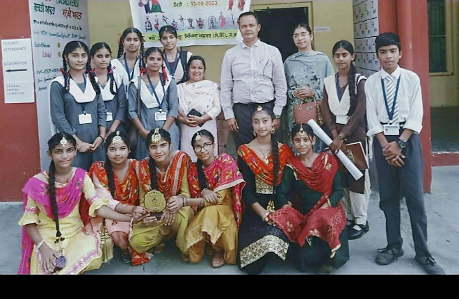 The students of Karnana School secured second place in the district in folk dance, they dialects on the role of joint family in the development of children.