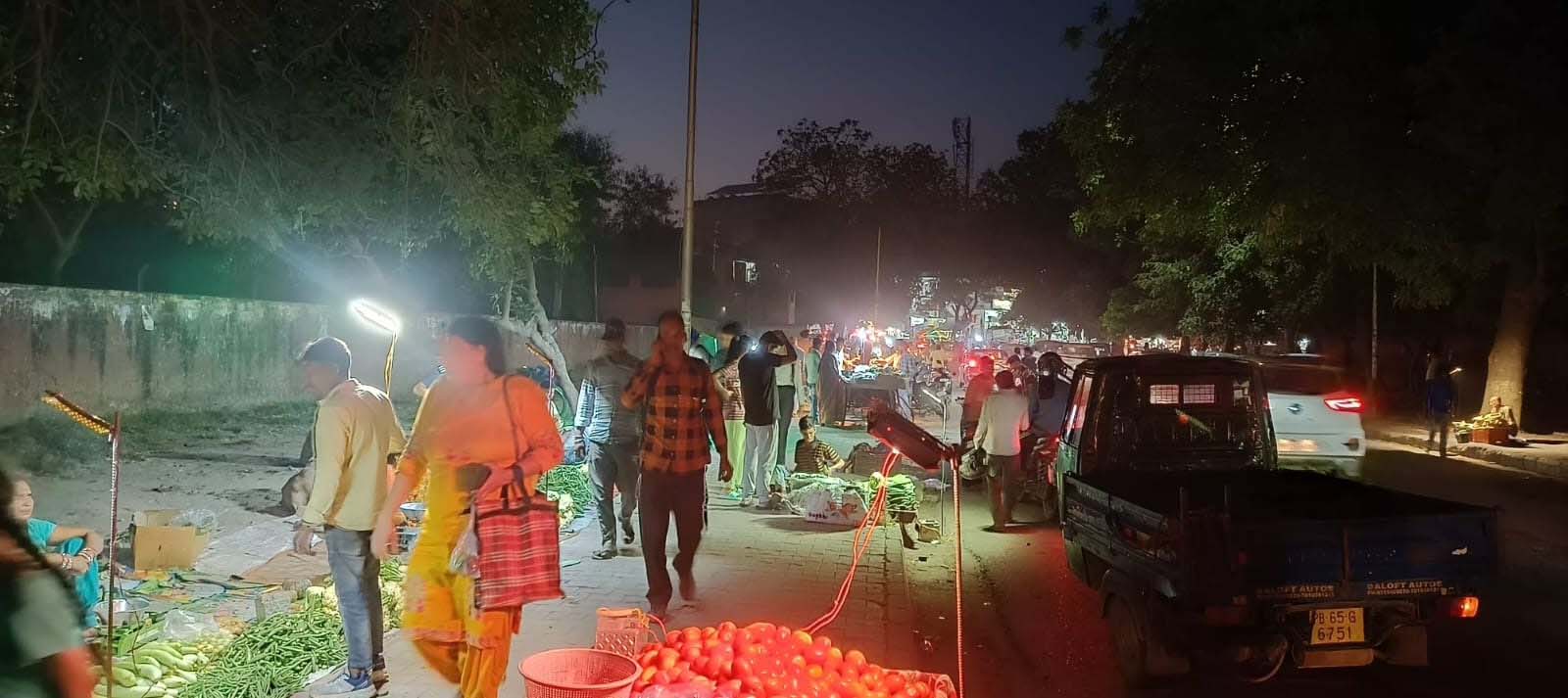Residents are troubled by the street vendors along the road dividing the Mandi industrial area.