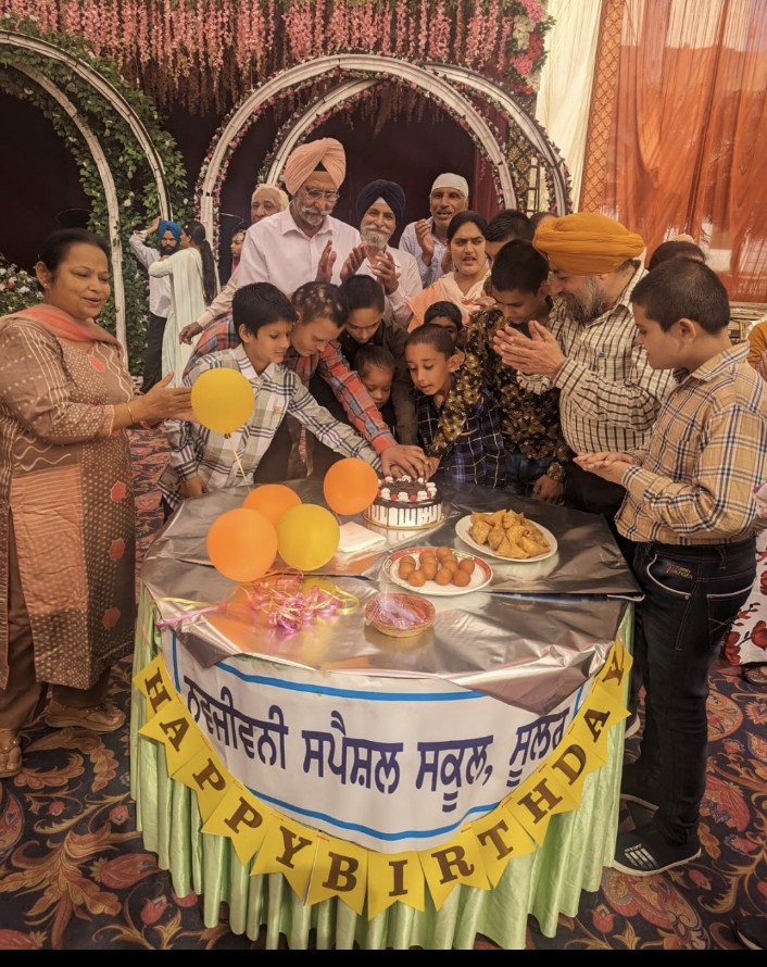Guru Arjan Kirtan Mandal and Amar Gardens celebrated the birthday of needy children
