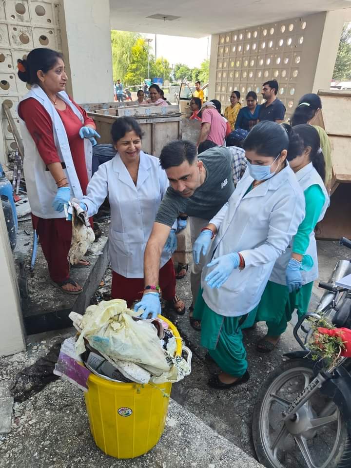 Cleanliness campaign was conducted in District Una Hospital as per the guidelines of Chief Medical Officer, Una.
