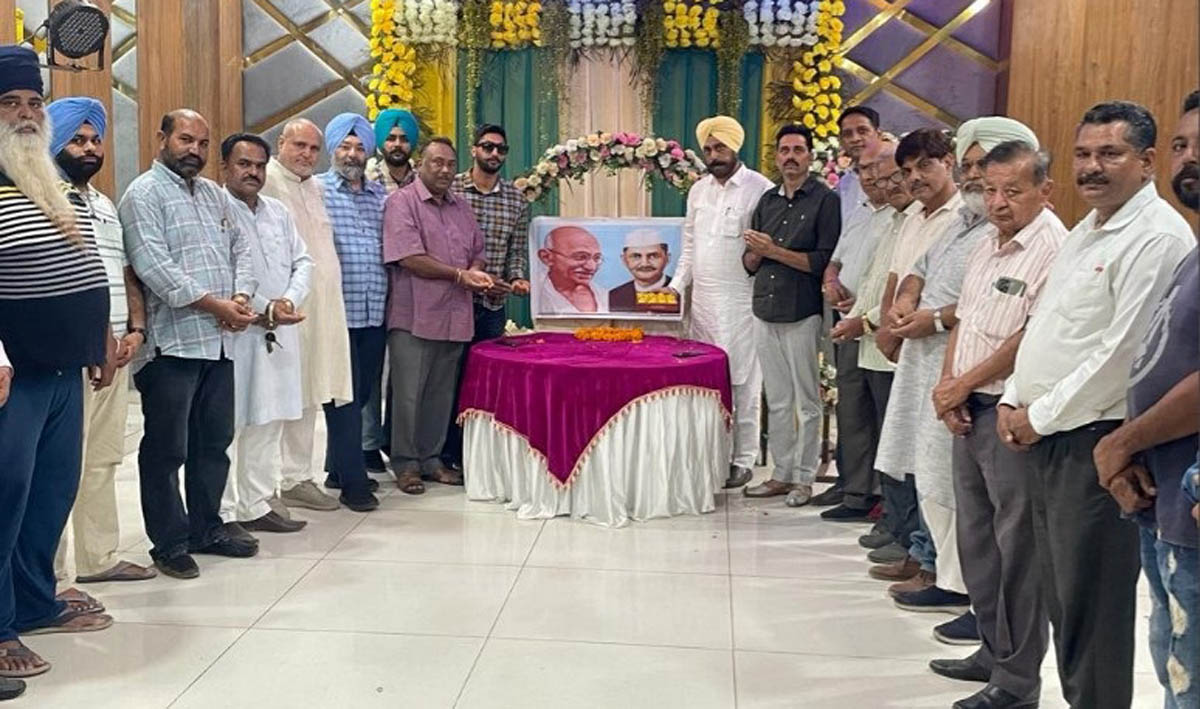 Flowers of respect were presented to Mahatma Gandhi and Lal Bahadur Shastri