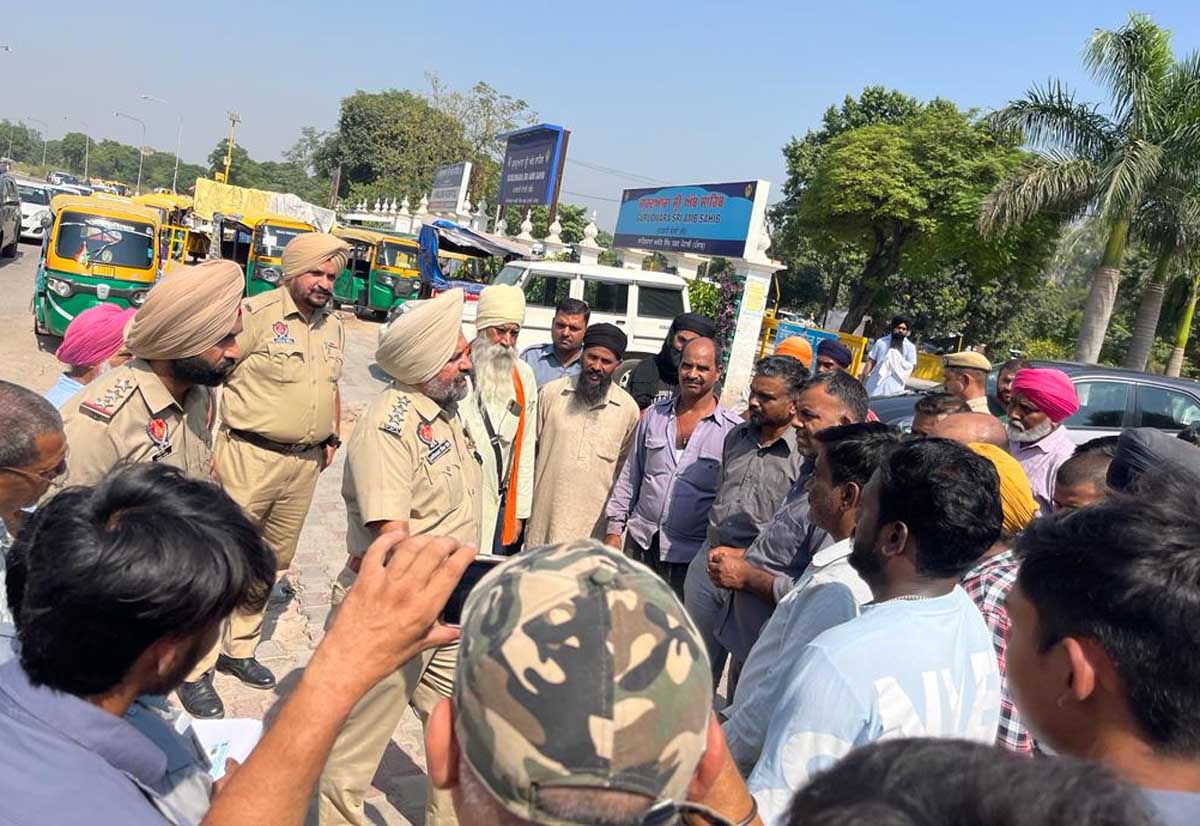 Mohali police launched a special investigation campaign against auto drivers, issued challans to two dozen auto drivers, seized 6 autos.