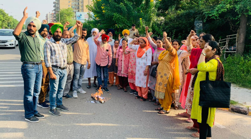 कच्चे शिक्षकों को पक्की नियुक्ति देने की बजाय बर्खास्तगी के नोटिस आने लगे