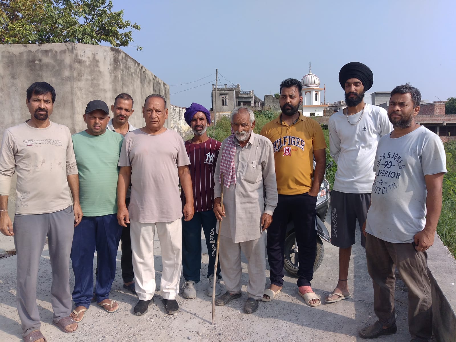 In various villages of Beet area, dirty water from the places of leakage in drinking water pipes is getting into the pipes and dirty water is being supplied to people's homes.