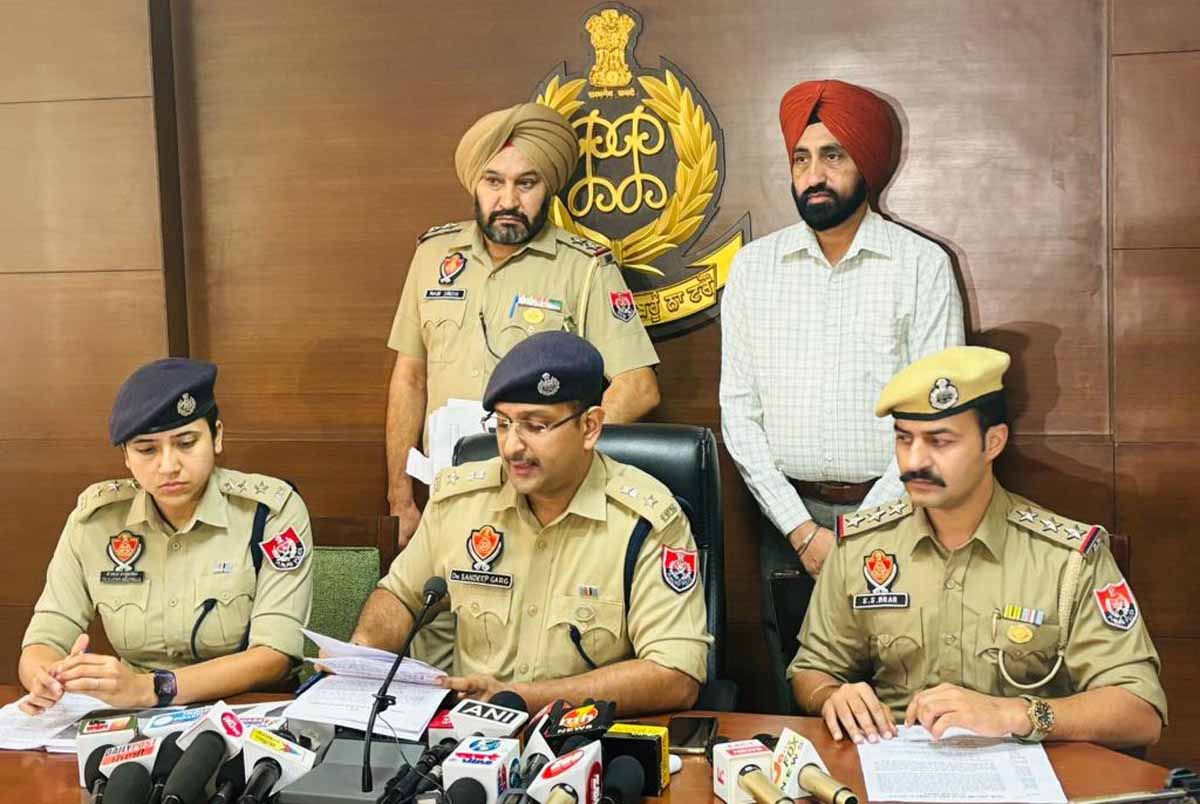 चिटफंड कंपनी के जरिए पैसे दोगुना करने का लालच देकर ठगी करने वाले गिरोह के तीन लोगों को मोहाली पुलिस ने गिरफ्तार किया है.