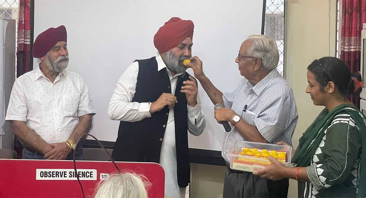 Mohali Senior Citizens Association honored Deputy Mayor Kuljit Singh Bedi and distributed laddoos for getting land for old age home.