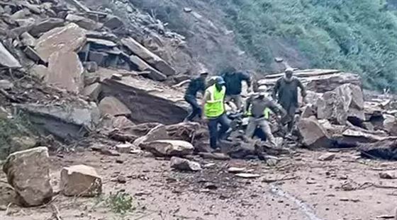 4 people died due to the collision of a vehicle with a stone on the Jammu Kashmir National Highway
