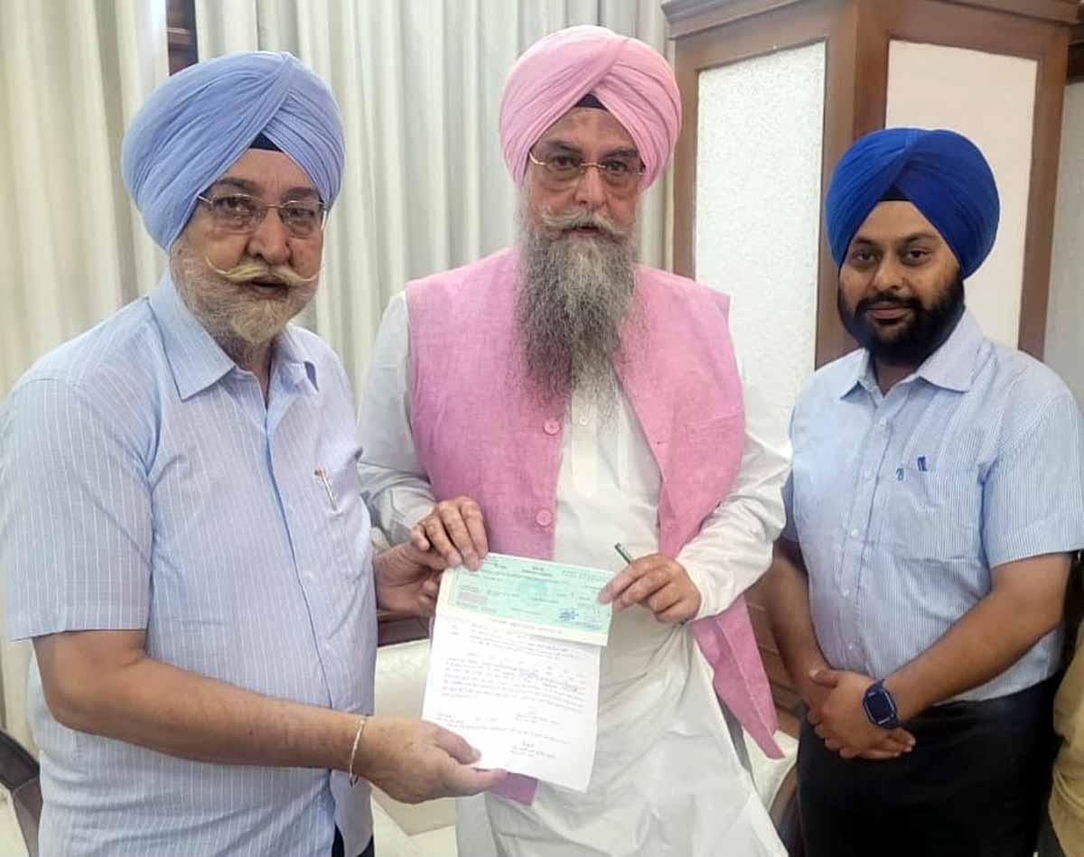 पंजाब विधान सभा अध्यक्ष कुलतार सिंह संधवां ने रामगढि़या सभा एसएएस नगर को 2 लाख रुपये की अनुदान राशि का चेक सौंपा।