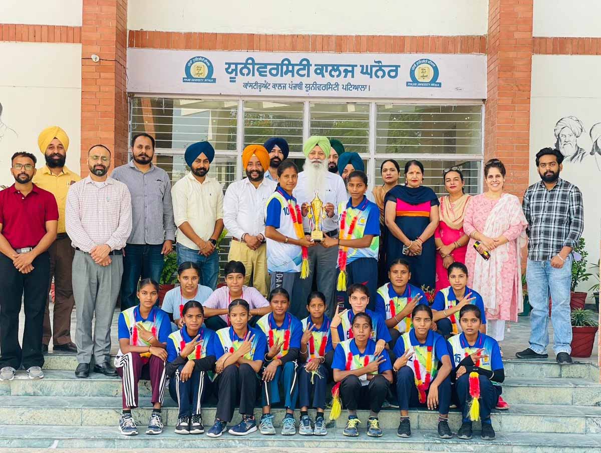 The players of Ghanoor College won gold medal in Kho-Kho Inter College