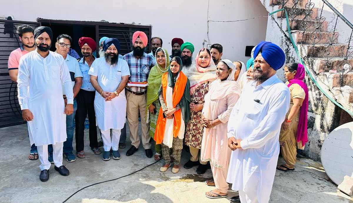ਪਰਵਿੰਦਰ ਸਿੰਘ ਸੋਹਾਣਾ ਨੇ ਕੈਲੋਂ ਅਤੇ ਮੁਹਾਲੀ ਦੀਆਂ ਧੀਆਂ ਨੂੰ ਜੱਜ ਬਨਣ ਤੇ ਕੀਤਾ ਸਨਮਾਨਿਤ