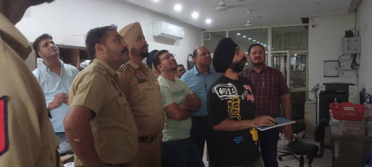 फेज 7 में 6 दुकानों के एसी कंप्रेशर चोरी करने का प्रयास, चौकीदार को देख भागे चोर