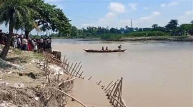 A boat full of 30 school children sank in the river in Bihar, 20 rescued, 10 missing