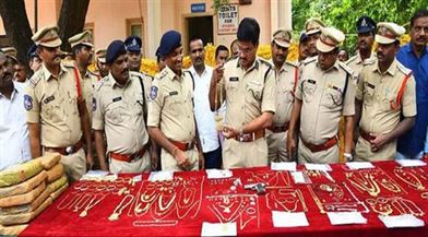 Telangana police arrested four thieves with gold, diamonds and silver jewelery worth 2.5 crores