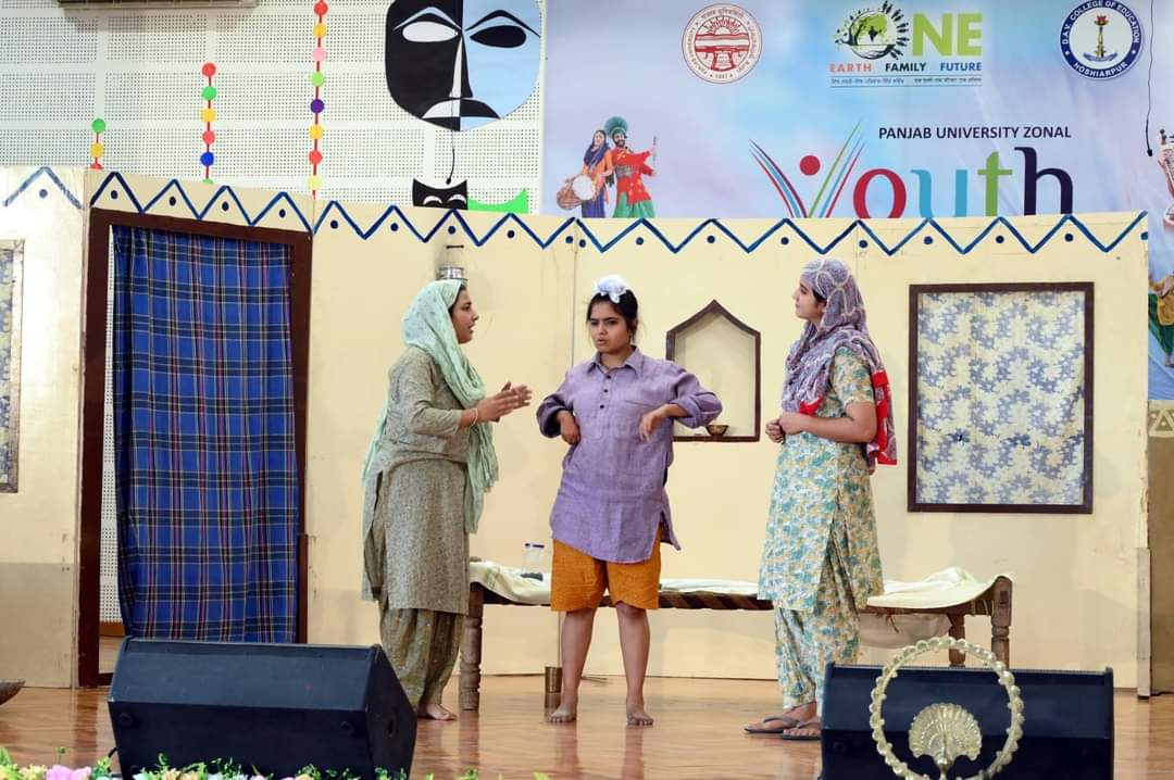 विरासत मेले के दूसरे दिन प्रतिभागियों ने थिएटर, साहित्य और विरासत कला में अपनी प्रतिभा दिखाई मंच पर नाटक की प्रस्तुति ने सबका ध्यान खींचा