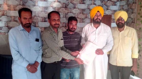 ਅਸ਼ਟਾਮ ਫਰੋਸ਼ਾਂ ਦੀਆਂ ਮੰਗਾਂ ਸਬੰਧੀ ਸਟੈਂਪ ਵੈਂਡਰ ਯੂਨੀਅਨ ਦੇ ਆਗੂਆਂ ਵਲੋਂ ਚੇਅਰਮੈਨ ਗੁਰਮੇਲ ਸਿੰਘ ਘਰਾਚੋਂ ਨਾਲ ਮੀਟਿੰਗ