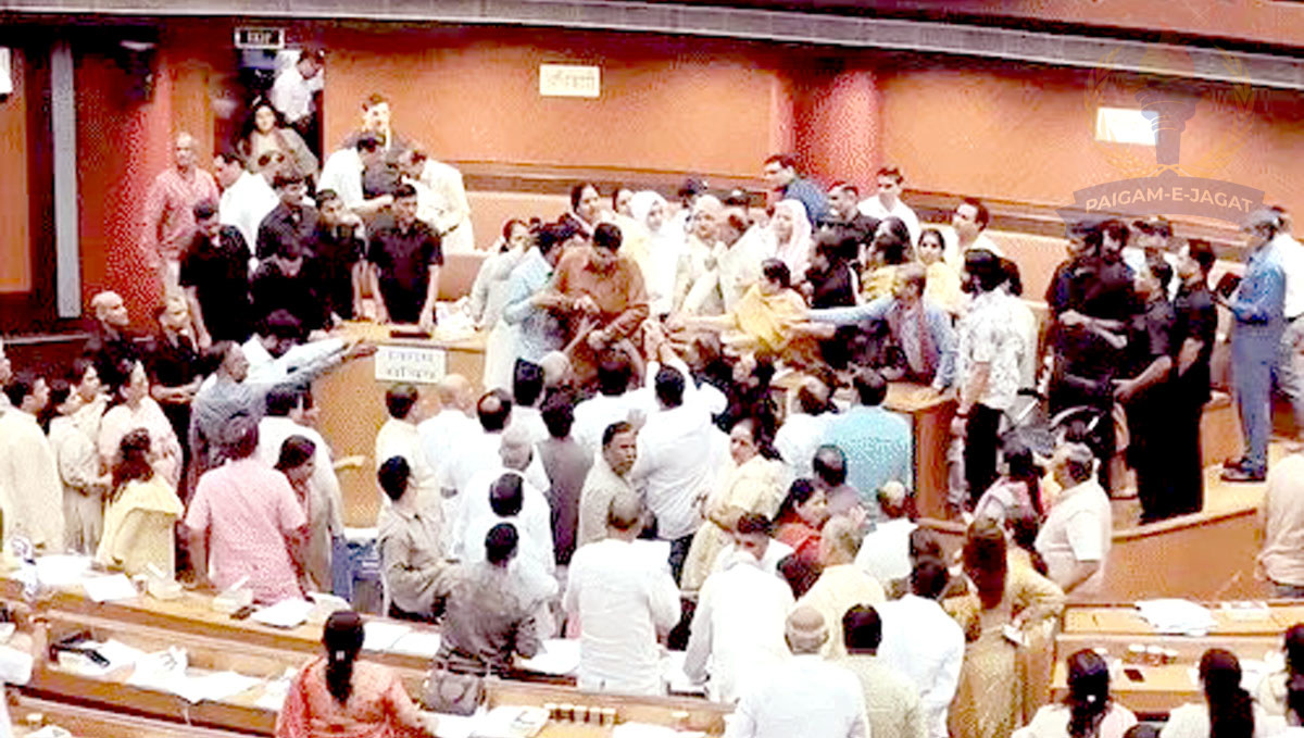 Uproar in Delhi Municipal Corporation House; BJP and AAP Councillors Clash