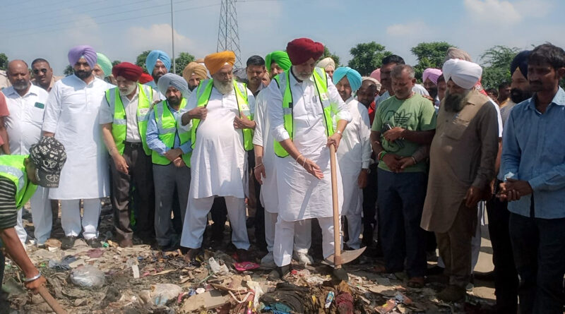 ਸਿੱਧੂ ਫਾਊਂਡੇਸ਼ਨ ਨੇ ਪਲਾਸਟਿਕ ਦੇ ਕੂੜੇ ਤੋਂ ਛੁਟਕਾਰਾ ਪਾਉਣ ਲਈ ਸ਼ੁਰੂ ਕੀਤੀ ਸਫਾਈ ਮੁਹਿੰਮ ਸਾਬਕਾ ਮੰਤਰੀ ਬਲਬੀਰ ਸਿੰਘ ਸਿੱਧੂ ਨੇ ਸ਼ਹਿਰ ਵਾਸੀਆਂ ਨੂੰ ਬਿਮਾਰੀਆਂ ਤੋਂ ਬਚਣ ਲਈ ਸਫਾਈ ਵੱਲ ਧਿਆਨ ਦੇਣ ਲਈ ਕੀਤਾ ਜਾਗਰੂਕ