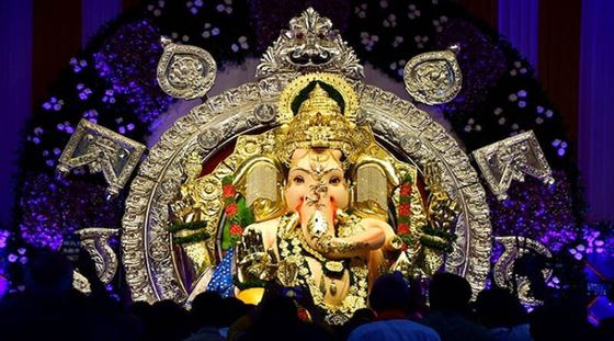 भगवान गणेश की मूर्ति 69 किलो सोने और 336 किलो चांदी से बनी है