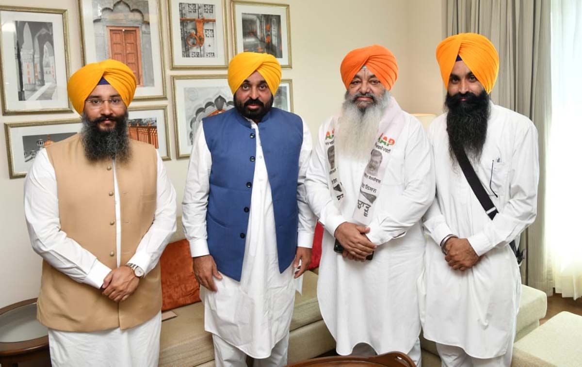 विधानसभा चुनाव के दौरान मजीठा से कांग्रेस प्रत्याशी जगविंदर पाल सिंह आप में हुए शामिल, माझे से कई कांग्रेसी नेता भी आप में शामिल हुए।