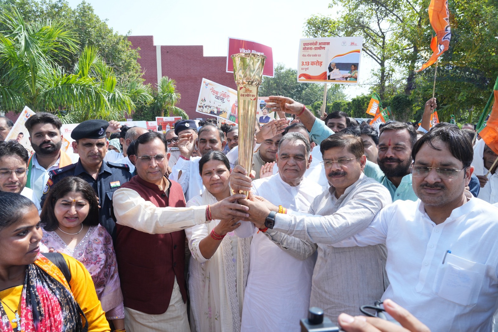 हांसी के सनातन धर्म महिला महाविद्यालय के सभागार में विशाल विकसित भारत सेवा संकल्प सभा का आयोजन