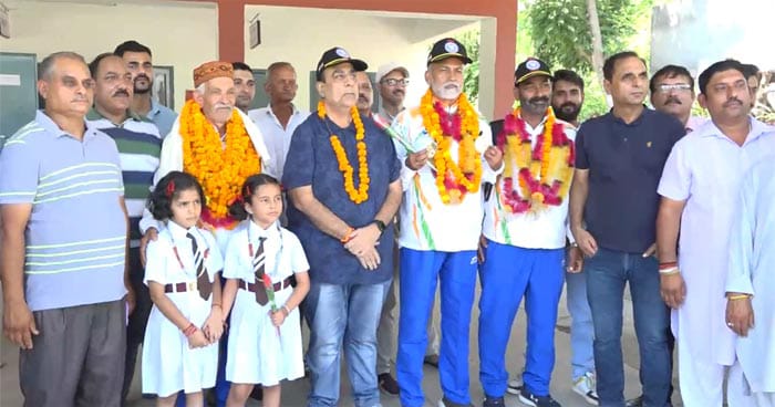 Three athletes from the district who returned after winning medals in the International Masters Athletes' Competition on 16th and 17th September were given a warm welcome at the University of Malaya, Malaysia.
