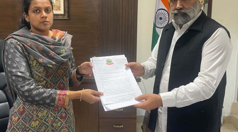 Deputy Mayor Kuljit Singh Bedi met with the Deputy Commissioner and gave a demand letter regarding the resolution of three important issues of the city through personal intervention.