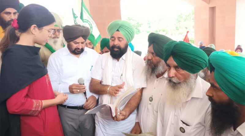 Farmers surrounded the Deputy Commissioner's office, raised slogans against the Center and the Punjab government over the demand for flood compensation, gave a demand letter to the Prime Minister.