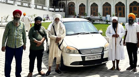 गुरुद्वारा सिंह शहीदां सोहाना में सेवादार ने अपनी गाड़ी भेंट की