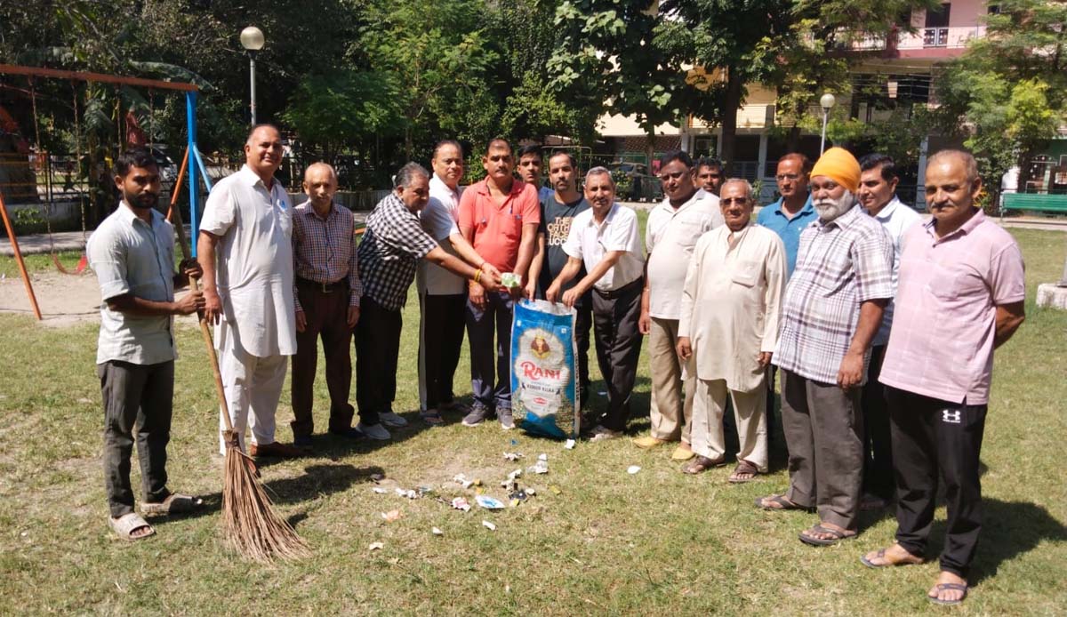 On the occasion of Gandhi Jayanti and Lal Bahadur Shastri's birth anniversary, cleaning campaign was conducted