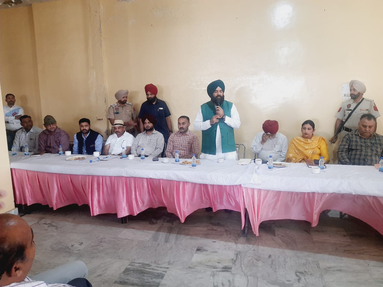 जन शिकायत निवारण शिविर के दौरान डिप्टी स्पीकर राउडी ने लोगों की शिकायतें सुनीं.