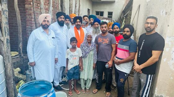 ਕੁਲਵੰਤ ਸਿੰਘ ਦੀ ਟੀਮ ਨੇ ਮਾਤਾ ਲਾਭ ਕੌਰ ਦੇ ਘਰ ਲਈ ਸੌਂਪੇ ਇੱਕ ਲੱਖ ਵੀਹ ਹਜਾਰ ਰੁਪਏ