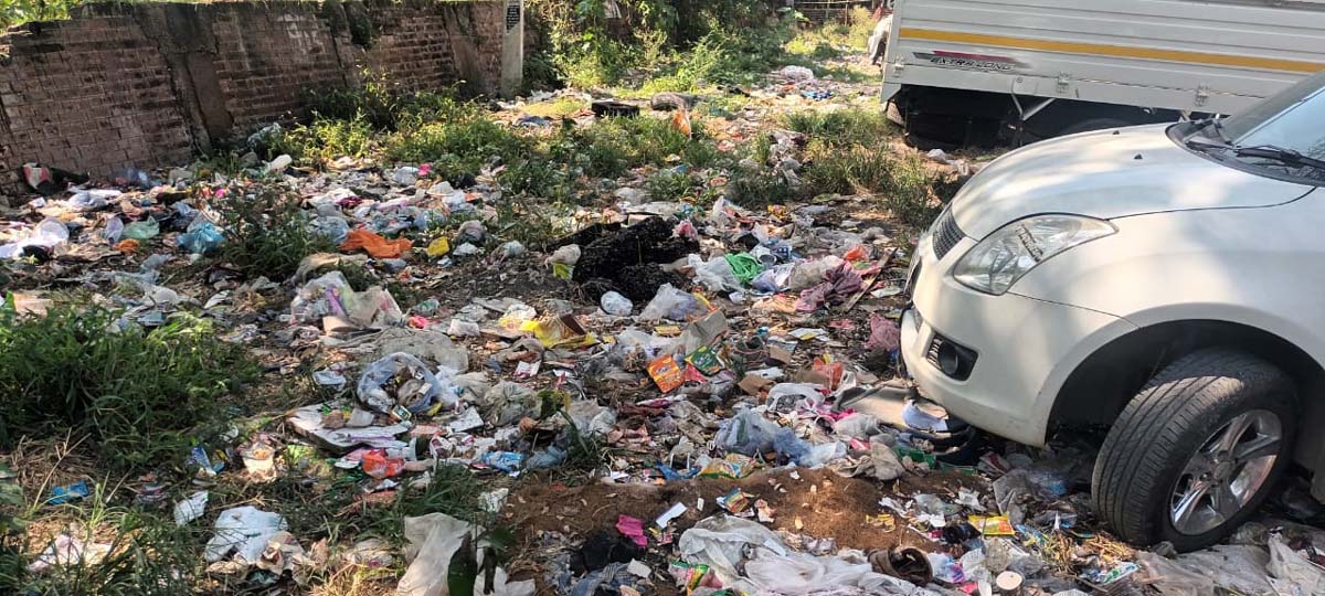 शहर में लगे गंदगी के ढेर ने नगर निगम के स्वच्छता पखवाड़े की पोल खोल दी है
