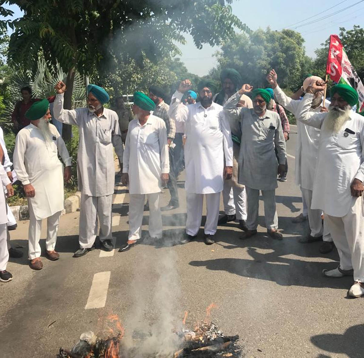 United Kisan Morche blew up the effigy of Union Home Minister Ajay Mishra