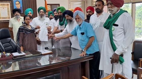 ਕਿਸਾਨ ਜੱਥੇਬੰਦੀਆਂ ਵਲੋਂ ਡਿਪਟੀ ਕਮਿਸ਼ਨਰ ਦਫਤਰ ਦੇ ਬਾਹਰ ਧਰਨਾ ਡੀ.ਸੀ. ਰਾਹੀਂ ਮੁੱਖ ਮੰਤਰੀ ਪੰਜਾਬ ਨੂੰ ਮੰਗ ਪੱਤਰ ਦਿੱਤਾ 