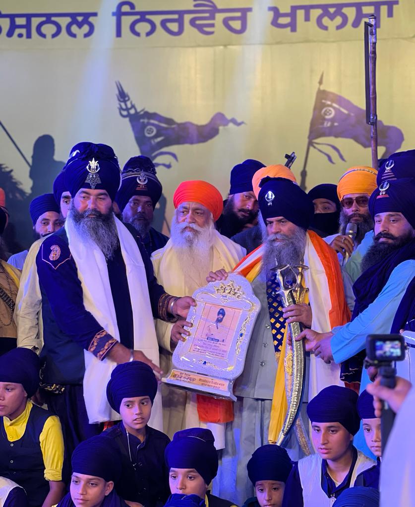 Baba Balveer Singh Ji, head of Budha Dal, handed over the responsibility of Khalsa Gatka Federation to Jathedar Swarnjit Singh.