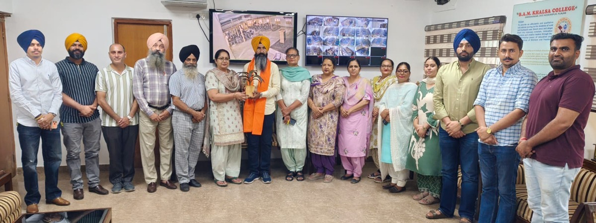 Sandeep Singh Sekri honoured at Khalsa College after being elected Senate member for the third time