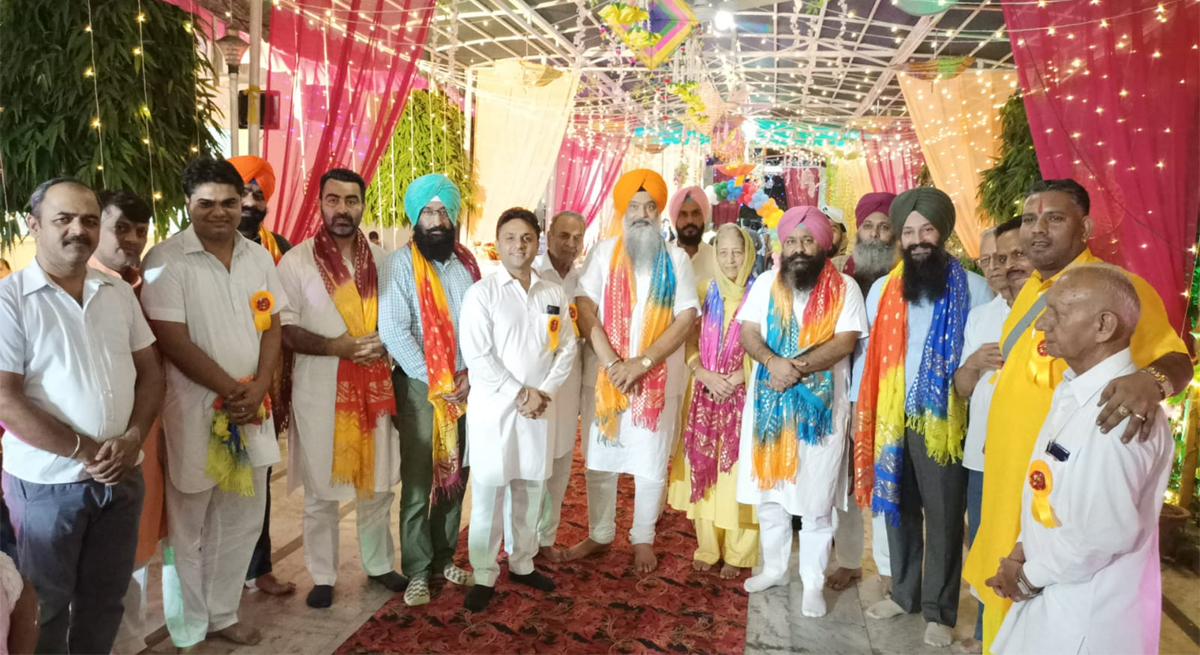 A large number of devotees bowed to Shrimad Bhagwat Katha.