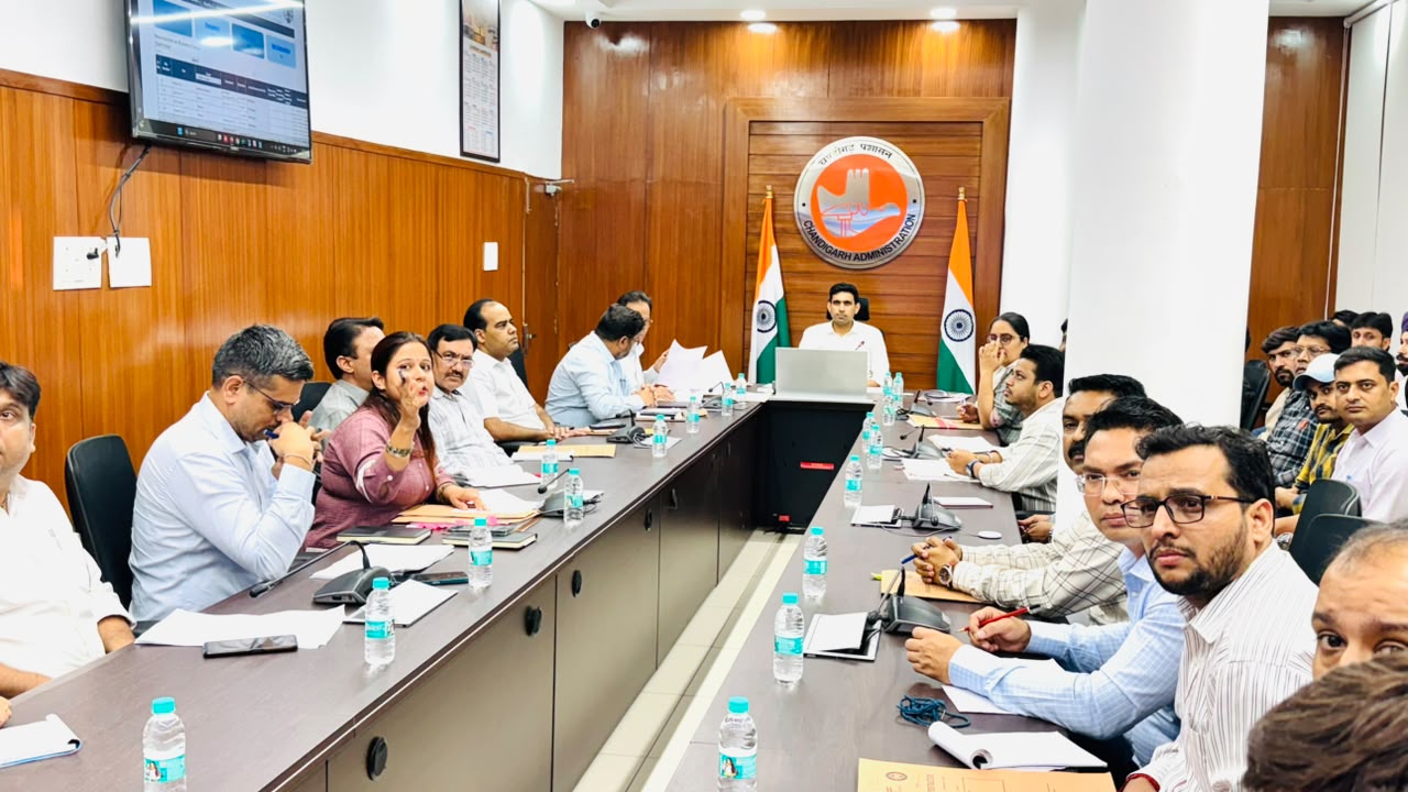 एस्टेट ऑफिस में लंबित मामलों, डिजिटल पहल और जन शिकायतों की समीक्षा
