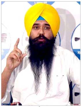 Malwinder Singh Kang surrounded the opponents