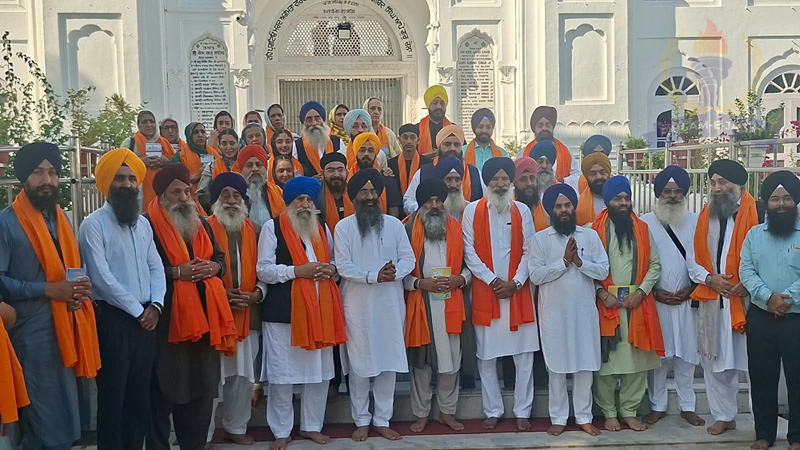 Pakistani Sikh Jatha Pays obeisance at Takht Sri Kesgarh Sahib