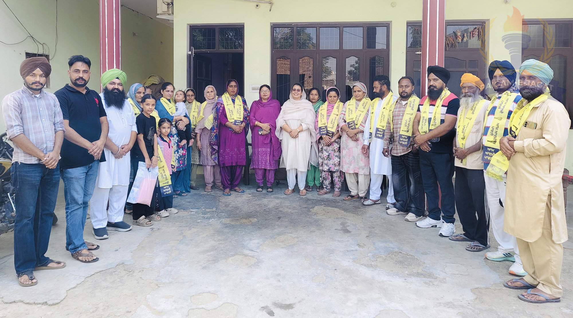 Congress Suffers Setback in Majhi Village; Sitting Panch Binder Kaur Joins Aam Aadmi Party Along with Family and Supporters