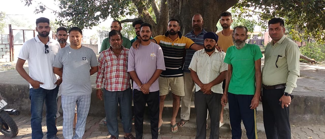 बीत क्षेत्र में फसलों में पेयजल डालकर उसका दुरुपयोग किया जा रहा है, प्रशासन बेखबर