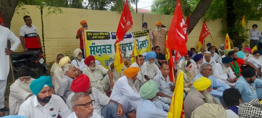 ਹੜ੍ਹਾਂ ਕਾਰਨ ਹੋਏ ਨੁਕਸਾਨ ਦਾ ਢੁੱਕਵਾਂ ਮੁਆਵਜ਼ਾ ਦੇਣ ਦੀ ਮੰਗ ਨੂੰ ਲੈ ਕੇ ਡਿਪਟੀ ਸਪੀਕਰ ਜੈ ਕ੍ਰਿਸ਼ਨ ਰੋਡੀ ਦੀ ਰਿਹਾਇਸ਼ ਅੱਗੇ ਧਰਨਾ ਦਿੱਤਾ ਗਿਆ।