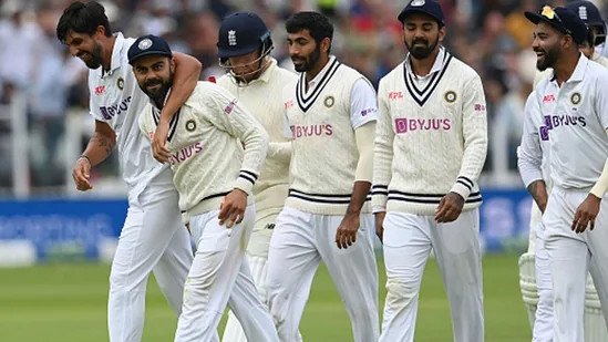Ex-India player says Virat Kohli offers his business class seat to bowlers