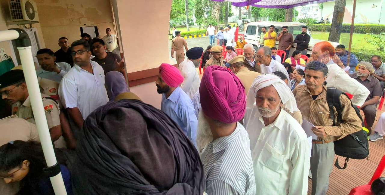 Anil Vij Takes Strict Action on Complaints Against Municipal Corporation and Electricity Department During Public Grievance Hearing