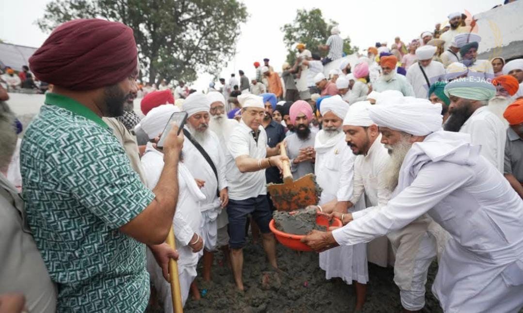 Cabinet Minister Aman Arora Joins Kar Sewa of the Sacred Sarovar at Gurdwara Sri Angitha Sahib
