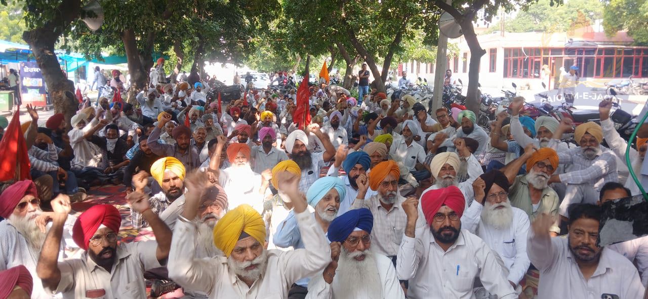 Thousands of Employees and Pensioners Hold Massive Sit-in and Protest March on Second Day of Mass Casual Leave